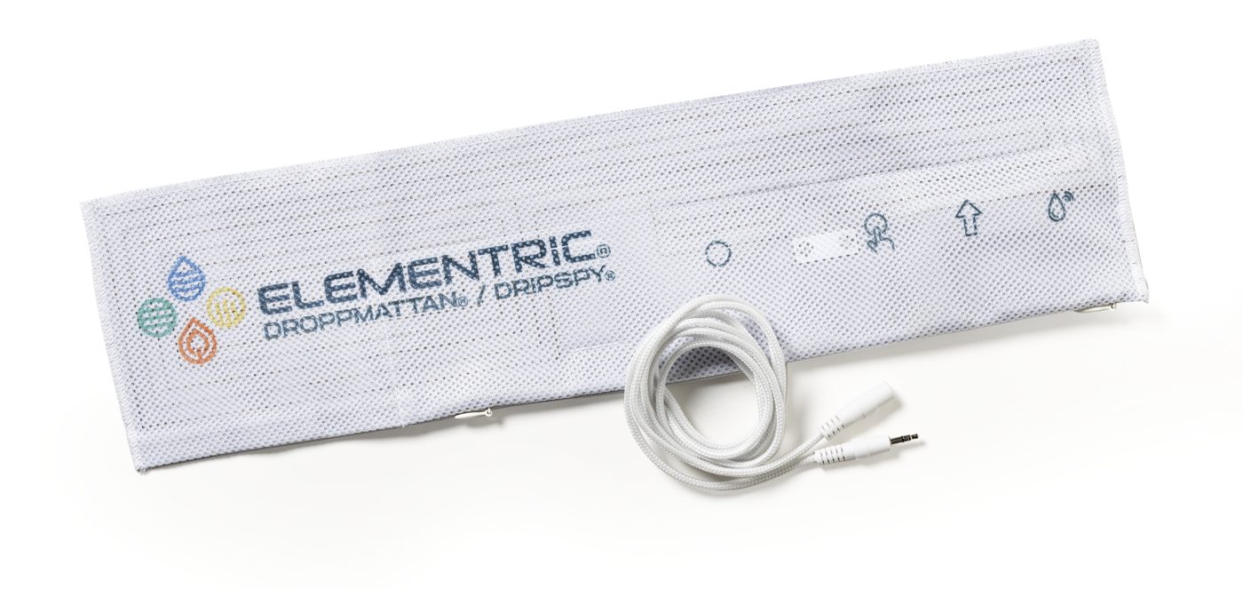 En hvit Dripspy-matte i tekstil med Elementric-logoen og sensorkabelen
