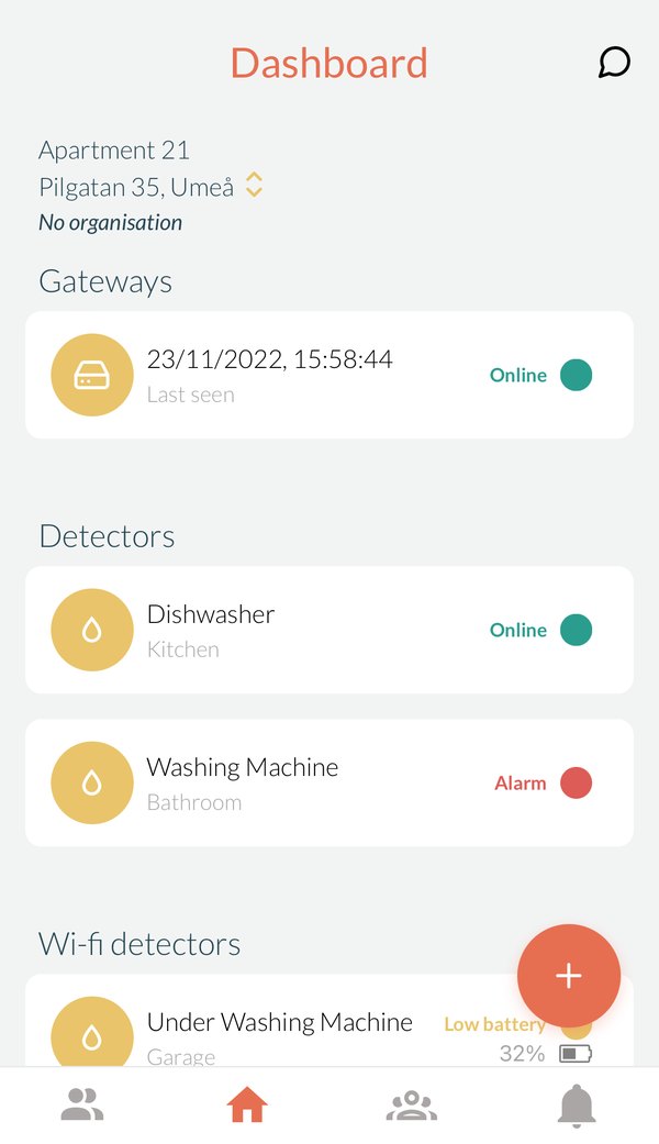 The app dashboard for Apartment 21, listing a gateway and three detectors, including a washing machine detector in alarm and a WiFi mat with 32% battery